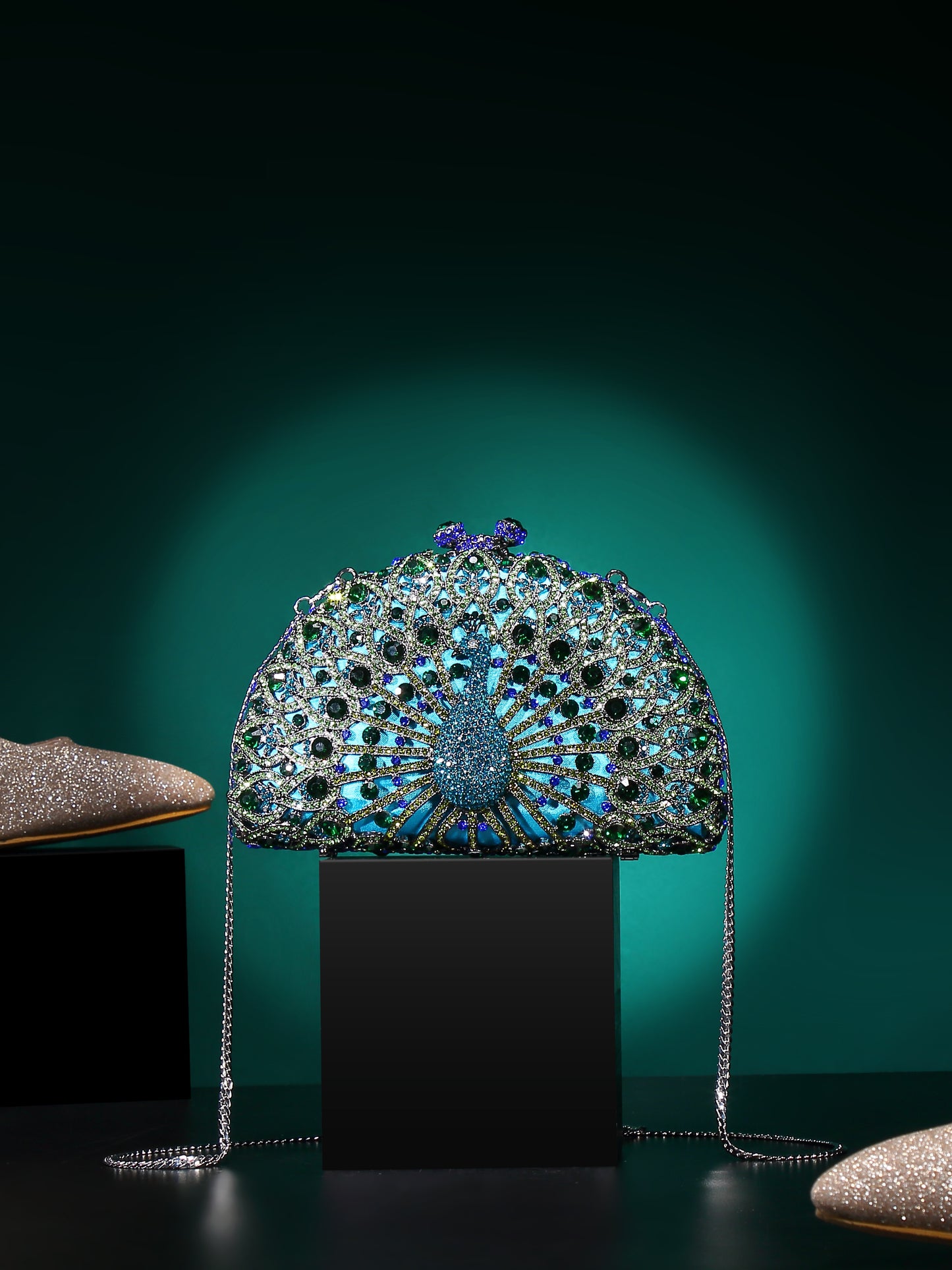Peacock water diamond bag, hollow metal crystal banquet bag, handmade diamond inlaid bag, European and American women's diamond handbag
