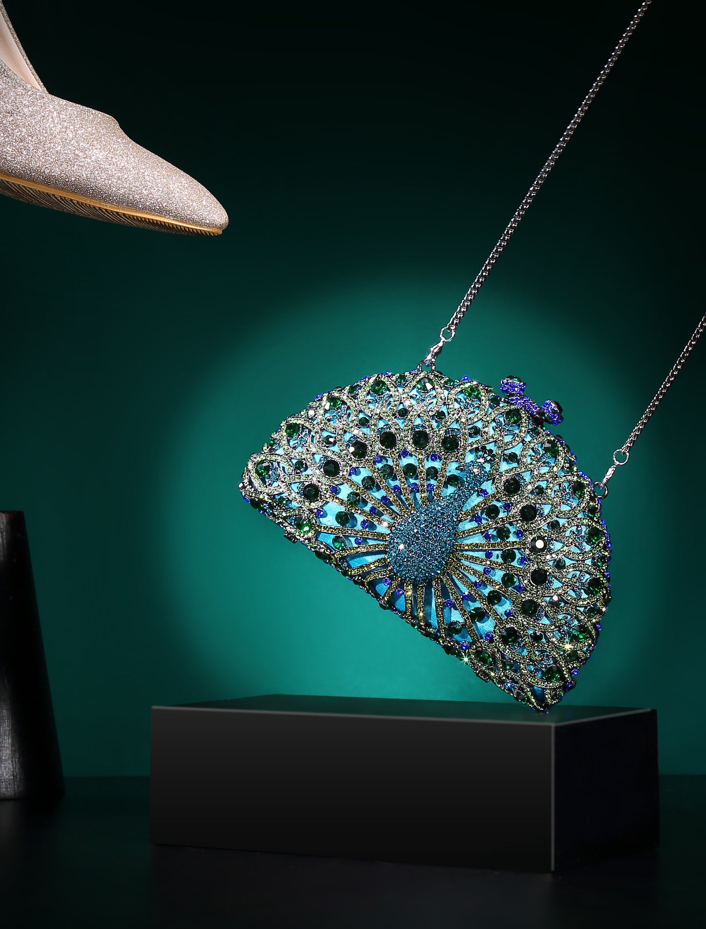 Peacock water diamond bag, hollow metal crystal banquet bag, handmade diamond inlaid bag, European and American women's diamond handbag